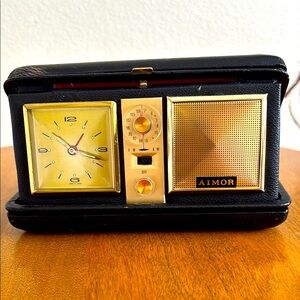 Compact Black and Gold Travel Radio with Retro Design